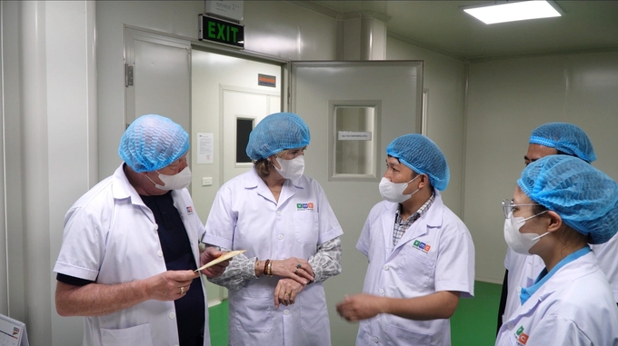 Đại diện Công ty VMC Việt Nam giới thiệu Nhà máy thuốc thú y đạt tiêu chuẩn GMP-WHO của doanh nghiệp tới đoàn công tác của Tổ chức PUM. 