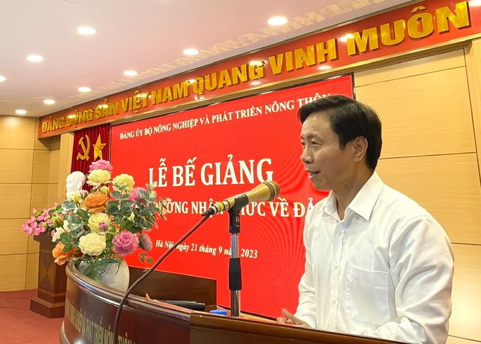 Đồng chí Nguyễn Văn Trường, Phó Bí thư thường trực Đảng ủy Bộ NN-PTNT phát biểu bế giảng lớp bồi dưỡng nhận thức về Đảng năm 2023. Ảnh: Lê Thành Công.