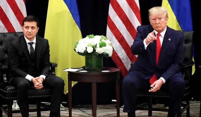 Tổng thống Ukraine Volodymyr Zelensky gặp ông Donald Trump trong phiên họp thứ 74 của Đại hội đồng Liên hợp quốc tại New York, Mỹ, hồi tháng 9/2019. Ảnh: Reuters.