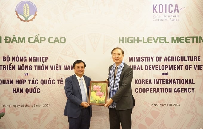 Bộ trưởng Lê Minh Hoan (bên trái) tặng quà lưu niệm cho ông Chang Won Sam, Chủ tịch KOICA. 