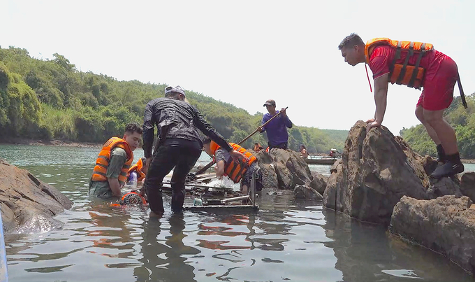 Lực lượng cứu hộ, cứu nạn công an huyện Bù Đốp đã tìm thấy nạn nhân thứ 3 bị đuối nước. Ảnh: BD.