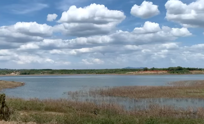Một góc hồ chứa nước sông Ray (Bà Rịa - Vũng Tàu) trong mùa khô. Ảnh: Sơn Trang.