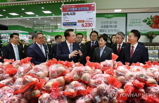 Tổng thống Hàn Quốc Yoon Suk-yeol thăm một cửa hàng hạ giá Nonghyup Hanaro Mart ở phía nam Seoul ngày 18/3. Ảnh: Yonhap.