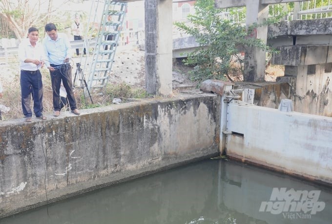Officers of the Hau Giang Sub-Department of Water Resources regularly measure salinity, update information, and warn people to proactively protect production. Photo: Trung Chanh.