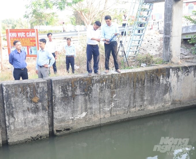 Officers of the Hau Giang Sub-Department of Water Resources measured the salinity at Kenh Lau sluice and recorded a continuous increase in salinity since the beginning of March. Photo: Trung Chanh.