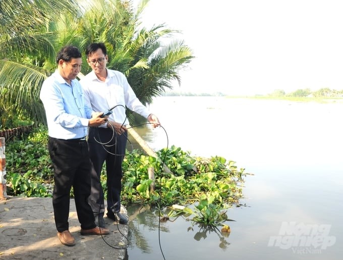 Mr. Ngo Minh Long (right), Director of the Hau Giang Department of Agriculture and Rural Development, directly together with officers of the Hau Giang Sub-Department of Water Resources, measures salinity on the Cai Lon River in Vi Thanh city and records the salinity that has been increasing highly in recent days. Photo: Trung Chanh.