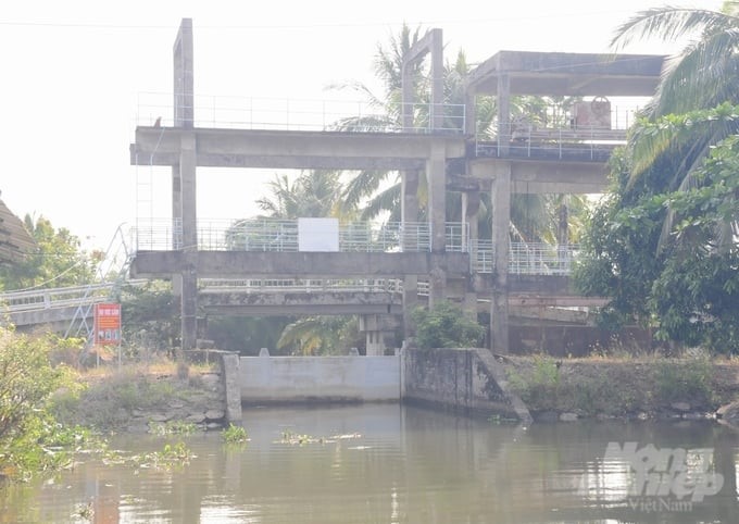Hau Giang province has proactively closed all sluices to prevent saltwater intrusion and ensure that saltwater does not penetrate into fields, affecting people's production. Photo: Trung Chanh.