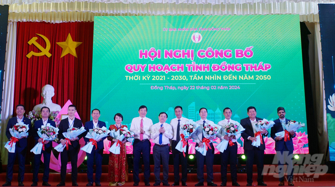 Lãnh đạo Tỉnh ủy, UBND tỉnh Đồng Tháp tặng hoa chúc mừng các nhà đầu tư, doanh nghiệp. Ảnh: Lê Hoàng Vũ.