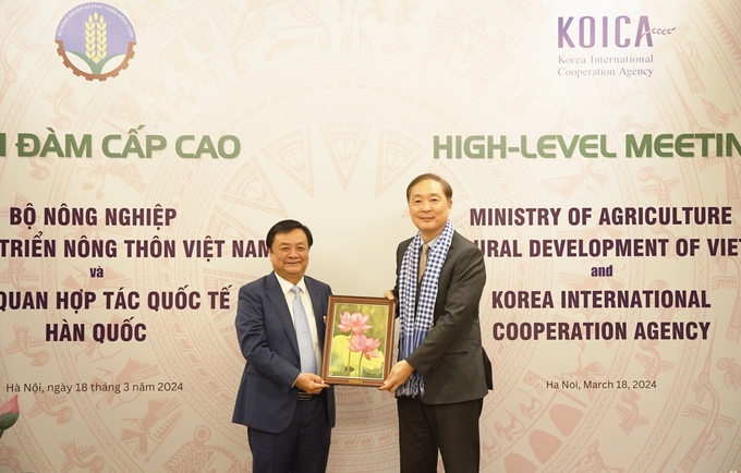 Minister Le Minh Hoan (left) presents a souvenir gift to Mr. Chang Won Sam, President of KOICA.
