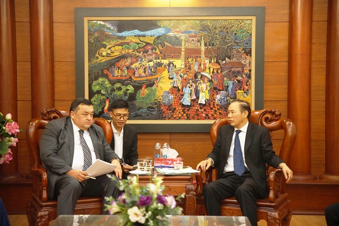 Deputy Minister of the Ministry of Agriculture and Rural Development, Phung Duc Tien, received Mr. Kasimov Elzat, Deputy Minister of the Ministry of Investment and Trade of Uzbekistan.
