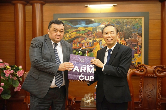 Deputy Minister Phung Duc Tien presented OCOP products as gifts to Deputy Minister of Investment and Trade of Uzbekistan, Mr. Kasimov Elzat.