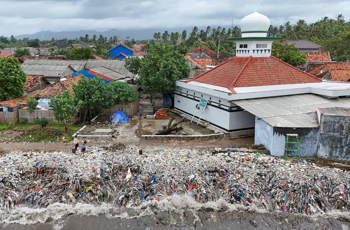 Rác thải từ biển dạt vào bờ do thủy triều dâng cao tại làng chài Teluk, thuộc huyện Pandeglang, tỉnh Banten, Indonesia, hôm 15/3. Ảnh: Reuters.