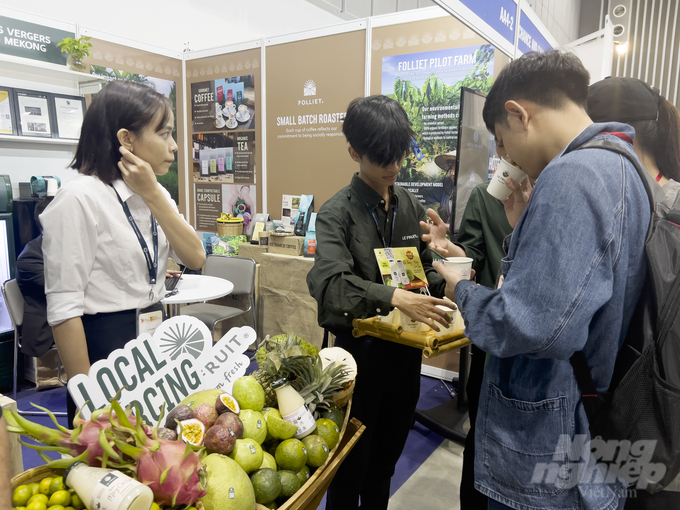 Le Fruit giới thiệu các sản phẩm cà phê, trà, nước ép trái cây của Việt Nam xuất đi nhiều thị trường với khách tham quan, nhà mua hàng. Ảnh: Nguyễn Thủy.