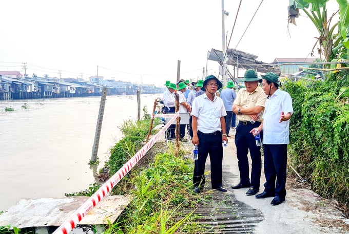 Leaders of Can Tho city inspecting local erosion sites. Photo: Le Hoang Vu.