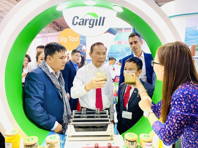 Deputy Minister of Agriculture and Rural Development Phung Duc Tien praised the achievements of the previous editions of the Vietnam International Shrimp Technology Exhibition. He acknowledged their role in generating a new momentum for the development of the shrimp industry. Photo: Le Hoang Vu.