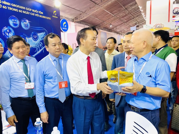 Deputy Minister of Agriculture and Rural Development Phung Duc Tien visiting exhibition booths at VietShrimp 2024. Photo: Le Hoang Vu.
