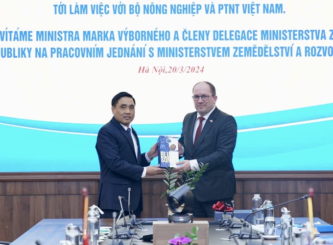 Deputy Minister Nguyen Quoc Tri presenting Vietnamese OCOP (One Commune, One Product) products as a gift to Minister of Agriculture Marek Výborný. Photo: Linh Linh.