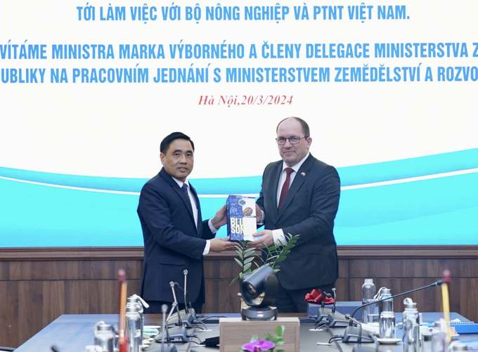 Thứ trưởng Nguyễn Quốc Trị trao quà là sản phẩm OCOP Việt Nam cho Bộ trưởng Nông nghiệp Marek Výborný. Ảnh: Linh Linh.
