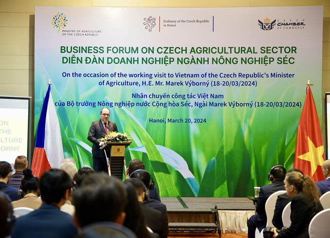 Bộ trưởng Nông nghiệp CH Séc Marek Výborný giới thiệu về một số lĩnh vực tiềm năng để doanh nghiệp Việt Nam và CH Séc có thể đầu tư trong ngành nông nghiệp như chăn nuôi, công nghệ thực phẩm...