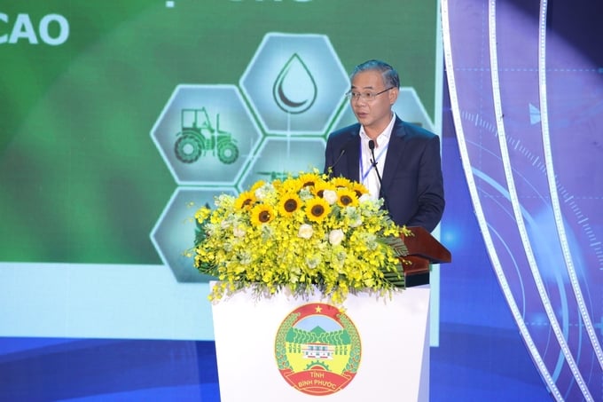 Ông Phạm Thụy Luân, Giám đốc Sở NN-PTNT tỉnh Bình Phước phát biểu về một số định hướng của tỉnh để phát triển nông nghiệp ứng dụng công nghệ cao tại diễn đàn. Ảnh: Hồng Thủy.