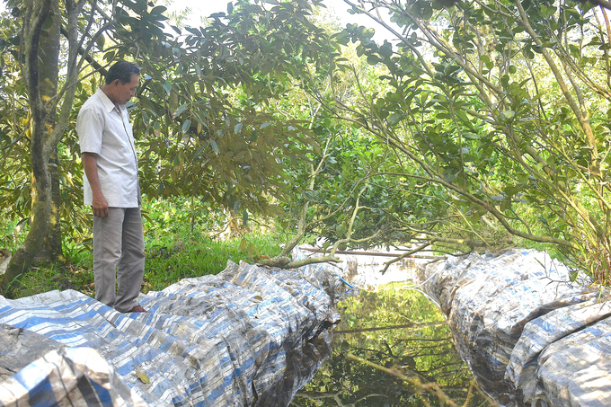 Ông Trần Văn Út Tám, Tổ khuyến nông cộng đồng xã Tân Phú cho biết thường xuyên kiểm tra độ mặn trên sông và thông báo cho nhà vườn lấy nước tích trữ. Ảnh: Minh Đảm.
