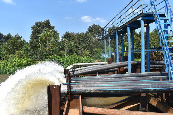Bơm nước ngọt từ sông Ba Lai vào đập tạm Thành Triệu cung cấp nguồn nước thô cho các nhà máy nước. Ảnh: Minh Đảm.
