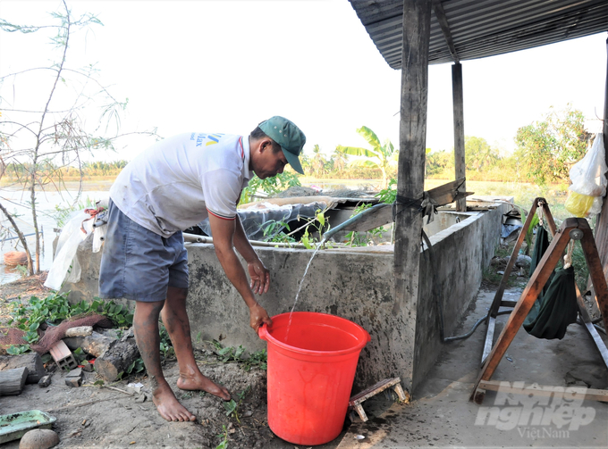 Although people in Muoi Bien hamlet have not had their water cut off in the dry season, the tap water has been quite weak in the past month. Photo: Trung Chanh.