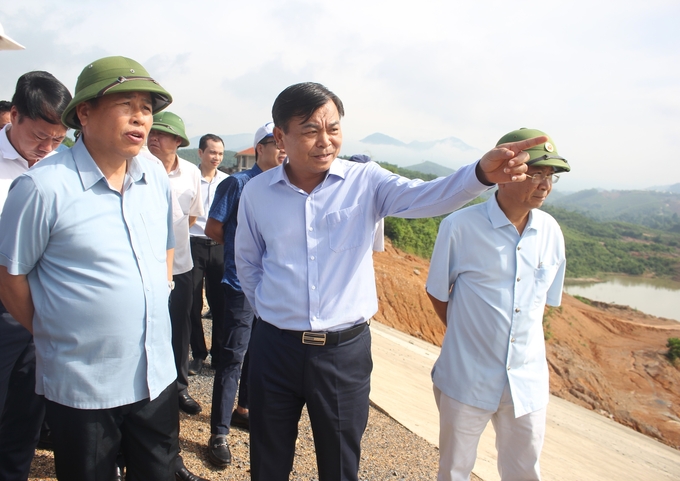 Thứ trưởng Bộ NN-PTNT Nguyễn Hoàng Hiệp (ở giữa) cùng đoàn công tác kiểm tra tình hình thi công hồ Cánh Tạng (Hòa Bình). Ảnh: Trung Quân.