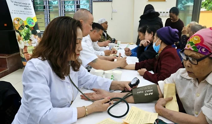 Traditional medicine doctors are examining and giving health advice to people in Village 3, Phuc Thuong commune. Photo: PT.