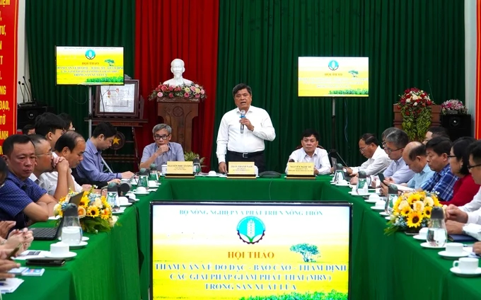 Deputy Minister of Agriculture and Rural Development Tran Thanh Nam chaired a workshop to collect opinions from experts and international organizations on Measurement, Reporting, and Verification of Carbon Removal (MRV) in rice production in rice production. Photo: Kim Anh.