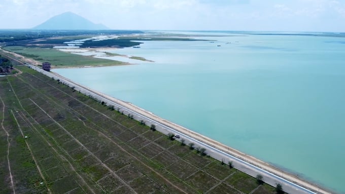 Hồ Dầu Tiếng - công trình quan trọng liên quan đến an ninh nguồn nước, an ninh quốc gia. Ảnh: Trần Trung.