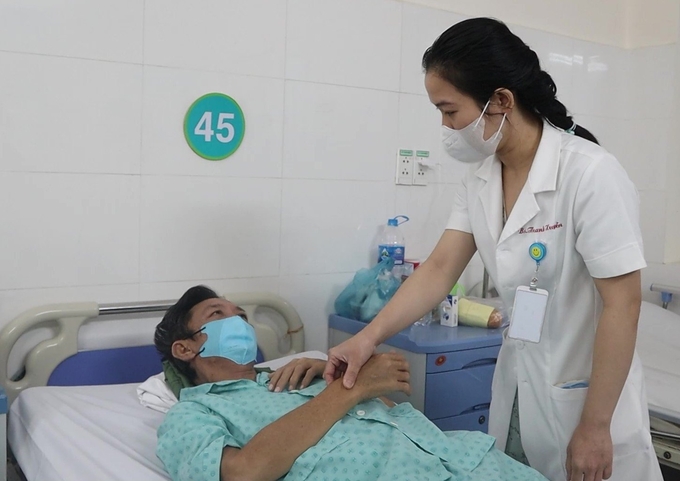 Bác sĩ Võ Thị Thanh Huyền dặn dò bệnh nhân trước khi xuất viện. Ảnh: BVCC.