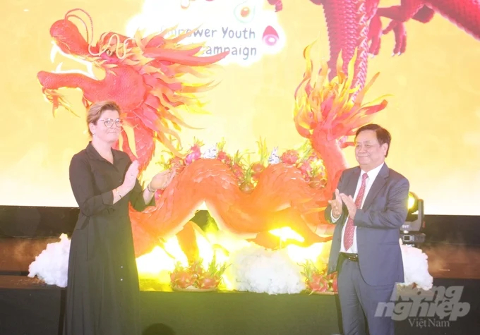The two Ministers of Agriculture conducted a ceremony to empower the younger generation to carry forward the mission of building a sustainable food production system. Photo: Trung Quan.