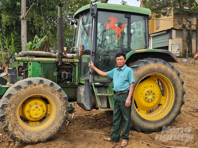 Mr. Tran Ngoc Che invested in a series of machines to intensively cultivate raw sugarcane in Cam Van commune, Cam Thuy district (Thanh Hoa). Photo: Quoc Toan.
