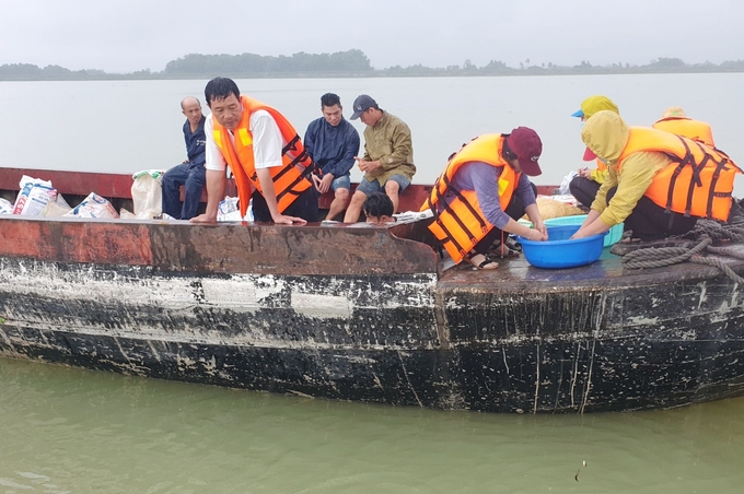 Ngoài siết chặt quản lý ngư cụ cấm, việc tăng cường thả cá giống, tái tạo nguồn lợi thủy sản tự nhiên cũng được tỉnh Tây Ninh đặc biệt quan tâm. Ảnh: Trần Trung.