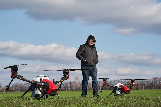 Unmanned Aerial Vehicles (viết tắt là UAV, hay còn gọi là phương tiện bay không người lái, drone - PV) phun thuốc được cho là sẽ xuất hiện ngày càng nhiều trên các cánh đồng của Mỹ trong tương lai. Ảnh: Farm Fleet.