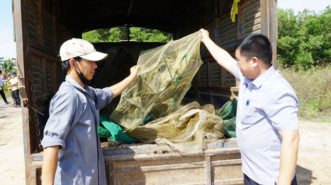 Lực lượng chức năng Tây Ninh xử lý các trường hợp sử dụng ngư cụ cấm. Ảnh: MD.