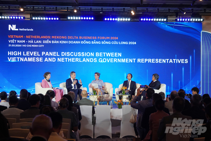 High level panel discussion between Vietnamese and Netherlands Government Representatives, how to contribute to sustainable development in the Mekong Delta. Photo: Nguyen Thuy.