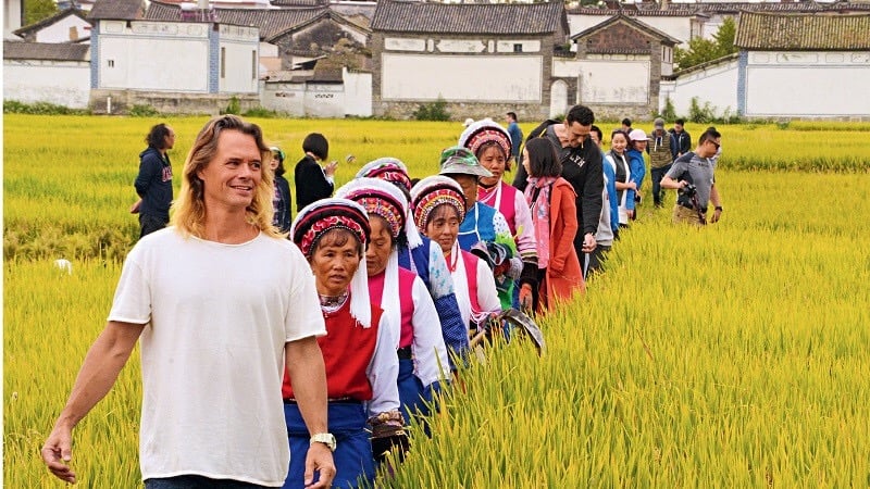 Du lịch nông thôn ở Nhật Bản, khách lưu trú, trải nghiệm cùng dân làng trên các cánh đồng. Ảnh: Kyodo.
