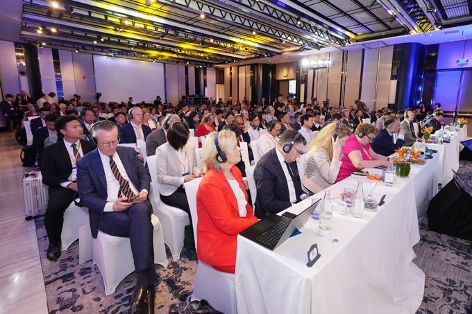 The forum attracted more than 300 domestic and foreign delegates to attend.