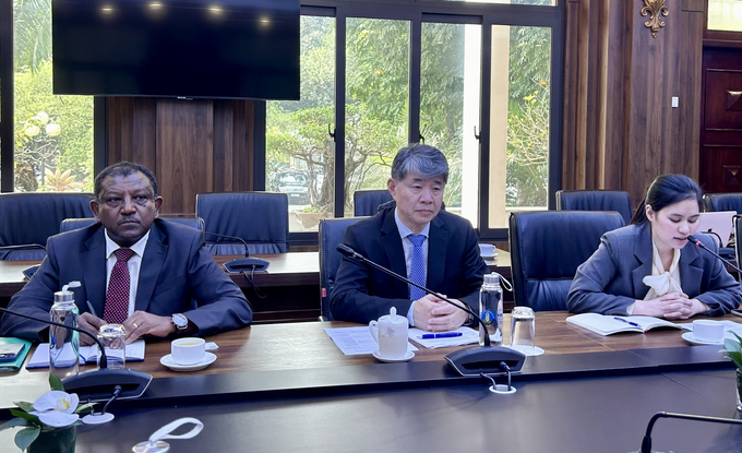 Ông Hua Liu (ngồi giữa) kêu gọi Bộ NN-PTNT cùng xây dựng cơ chế hợp tác để tăng cường hơn nữa ứng dụng của năng lượng nguyên tử trong nông nghiệp. Ảnh: Linh Linh.