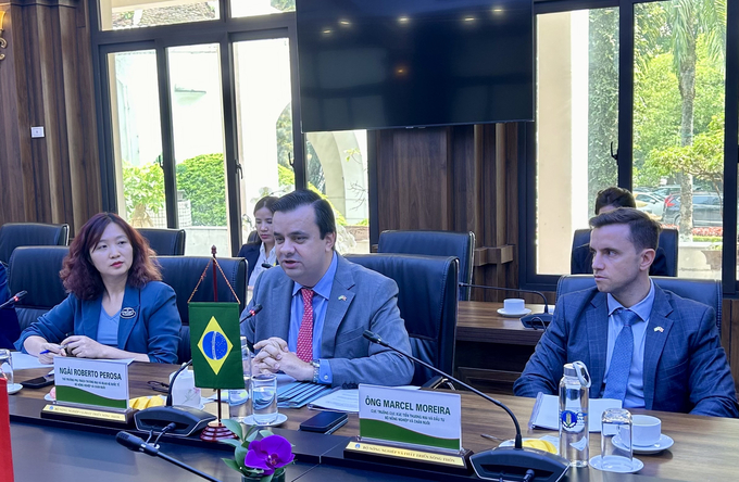 Thứ trưởng Bộ Nông nghiệp và Chăn nuôi Roberto Serroni Perosa (giữa) khẳng định sẽ thông qua danh sách doanh nghiệp xuất khẩu nông sản sang Brazil sớm. Ảnh: Linh Linh.