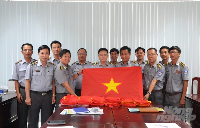 Chi cục Kiểm ngư vùng 5 đã tặng cờ nước cho Chi cục Kiểm ngư Kiên Giang, để trao tặng lại cho ngư dân treo trên tàu cá trong quá trình hoạt động trên biển. Ảnh: Trung Chánh.