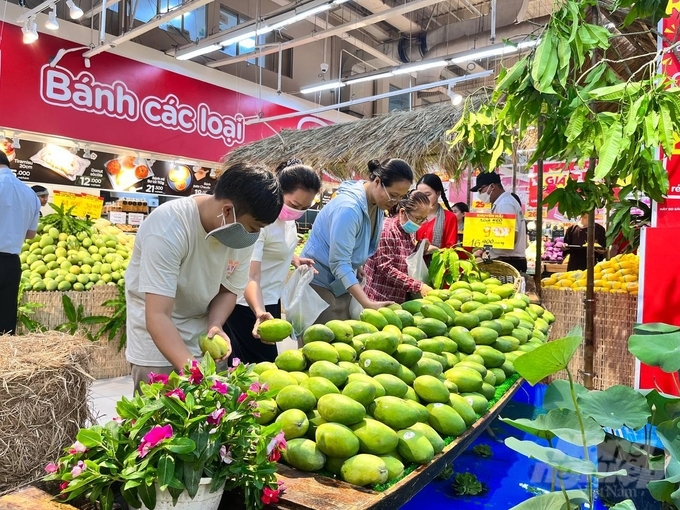 Người tiêu dùng hào hứng chọn mua xoài trong ngày khai mạc sự kiện Lễ hội xoài năm 2024. Ảnh: Ngọc Tân.