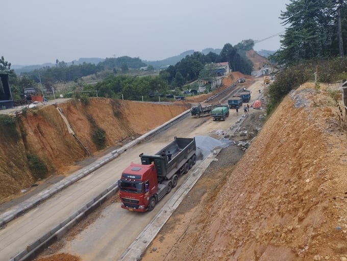 Nhiều dự án phát triển hạ tầng giao thông đang được đầu tư xây dựng tại tỉnh Yên Bái. Ảnh: Thanh Tiến.