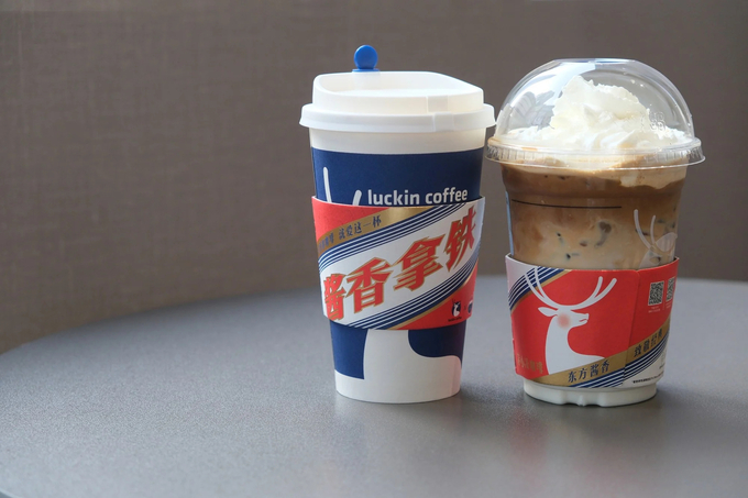 Vào cuối năm 2023, Luckin Coffee và Kweichow Moutai đã hợp tác để sản xuất một loại cà phê pha cồn. Ảnh: Shutterstock.