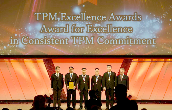Đại diện CPV, Nhà máy thức ăn chăn nuôi Bình Dương nhận giải thưởng TPM Consistency.