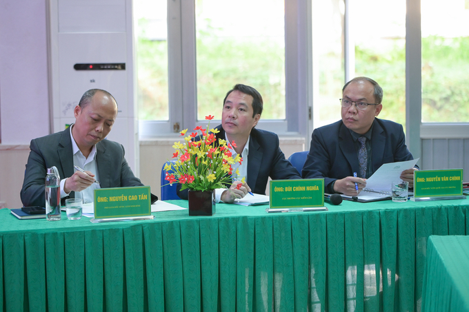 Mr. Bui Chinh Nghia (middle), Director of the Forest Protection Department (Ministry of Agriculture and Rural Development) and leaders of Cuc Phuong National Park (right) and Ninh Binh Provincial Department of Tourism (left) chaired the conference. Photo: Tung Dinh.