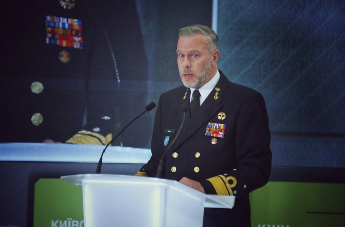 Chủ tịch Ủy ban Quân sự NATO, Đô đốc Rob Bauer, phát biểu tại Diễn đàn An ninh Kiev hôm 21/3. Ảnh: Diễn đàn An ninh Kiev.