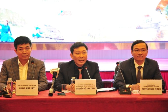 From left to right: Mr. Hoang Xuan Huy - Director of External Relations at WWF-Vietnam, Mr. Nguyen Do Anh Tuan - General Director of the International Cooperation Department, and Mr. Nguyen Ngoc Thach - Editor-in-Chief of Vietnam Agriculture Newspaper, co-chaired the press conference.